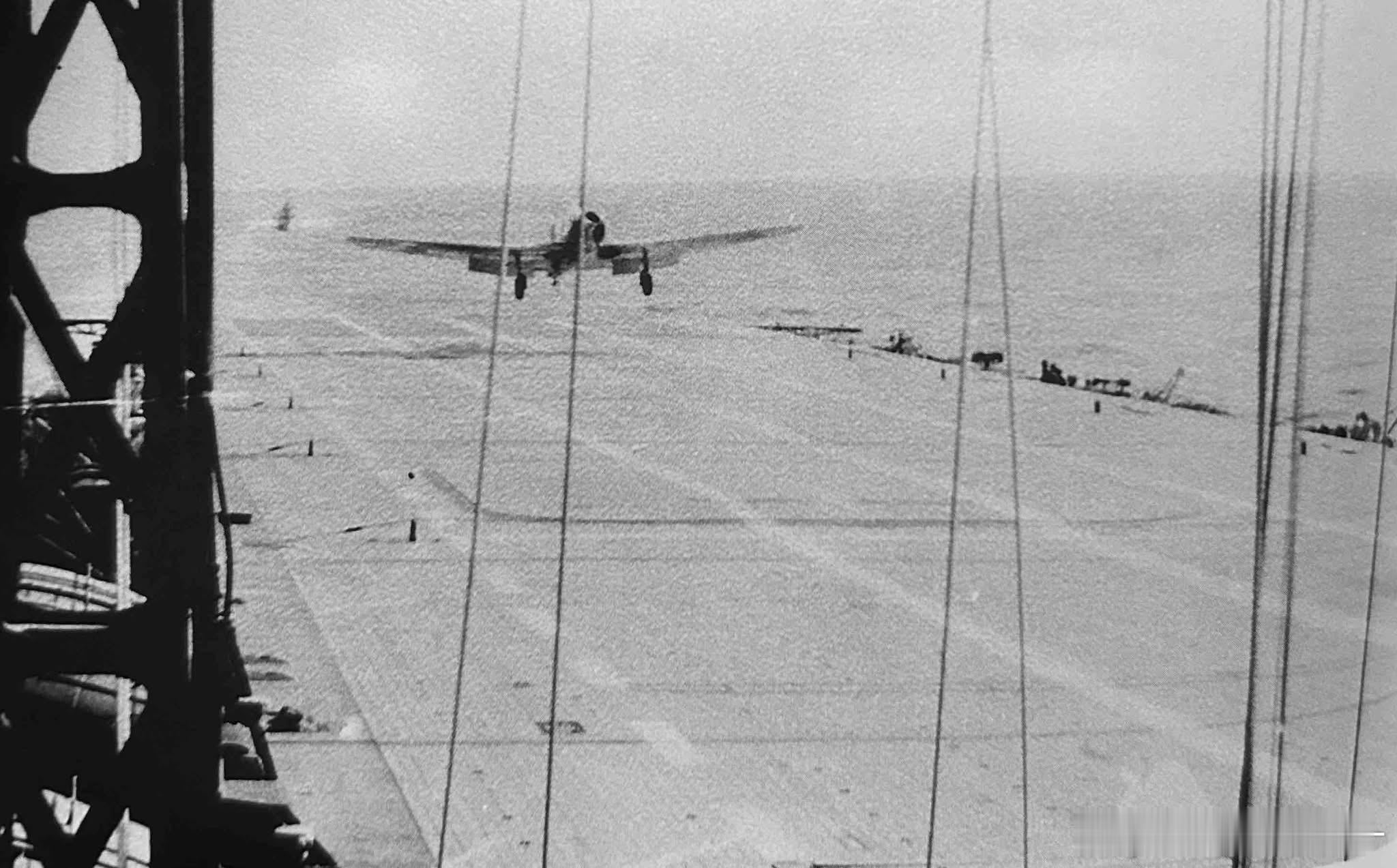 一架97舰攻在苍龙号航母甲板降落，摄于1942年4月军事历史全触达中外舰闻