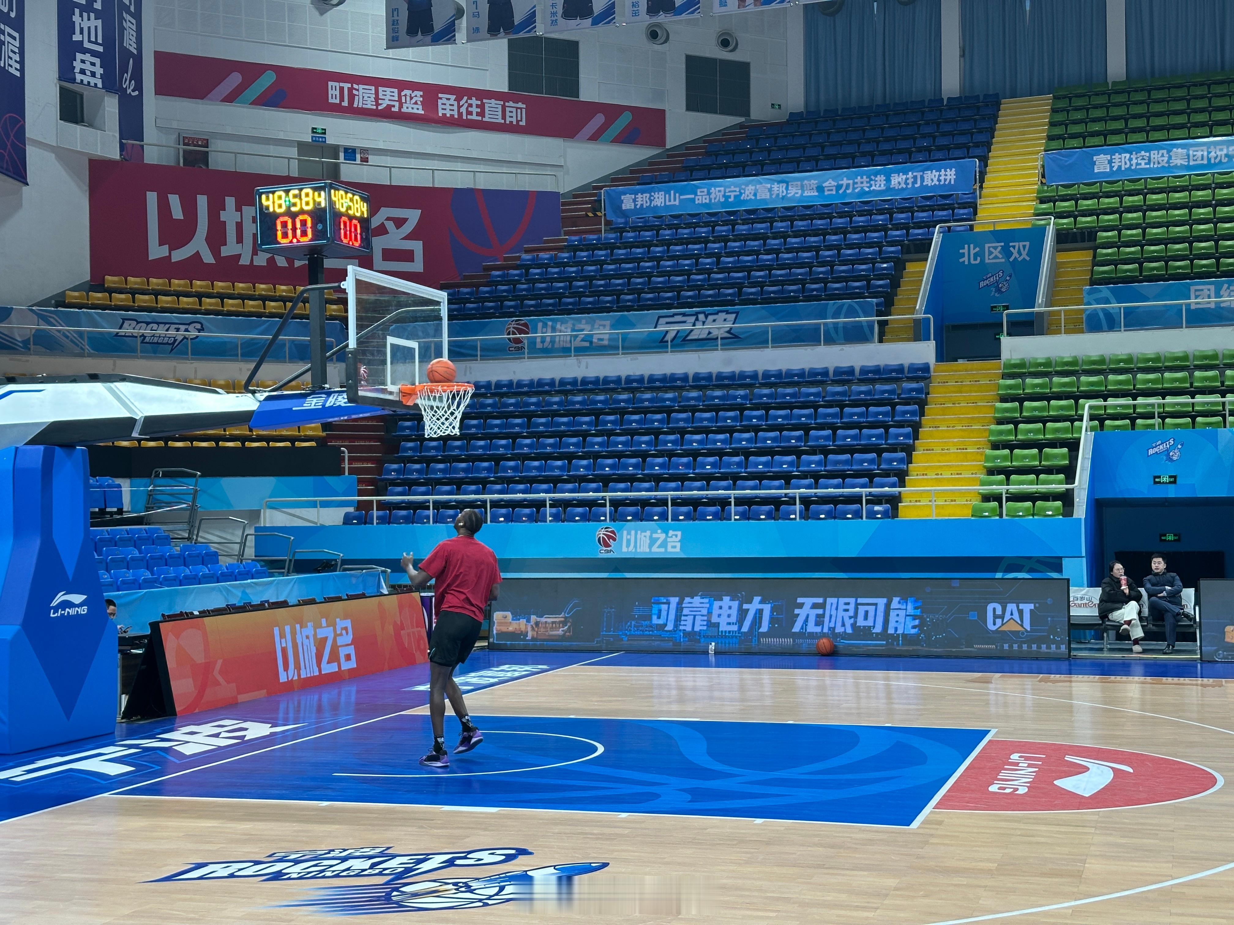 宁波男篮vs北京男篮 大芒果又是第一个，哈哈，他对这熟悉 老队友时刻！ 宁波·宁