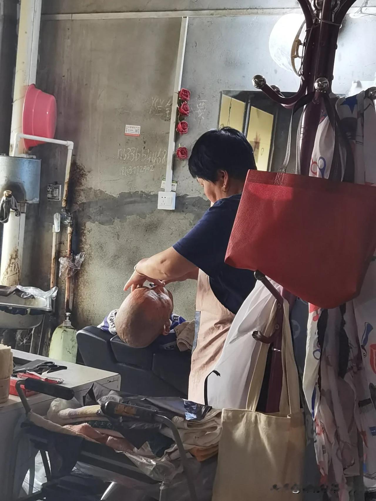 下午，我去小型理发店刮胡子。店面不大，刮胡子师傅是个目的，精细认真，手艺精湛，态