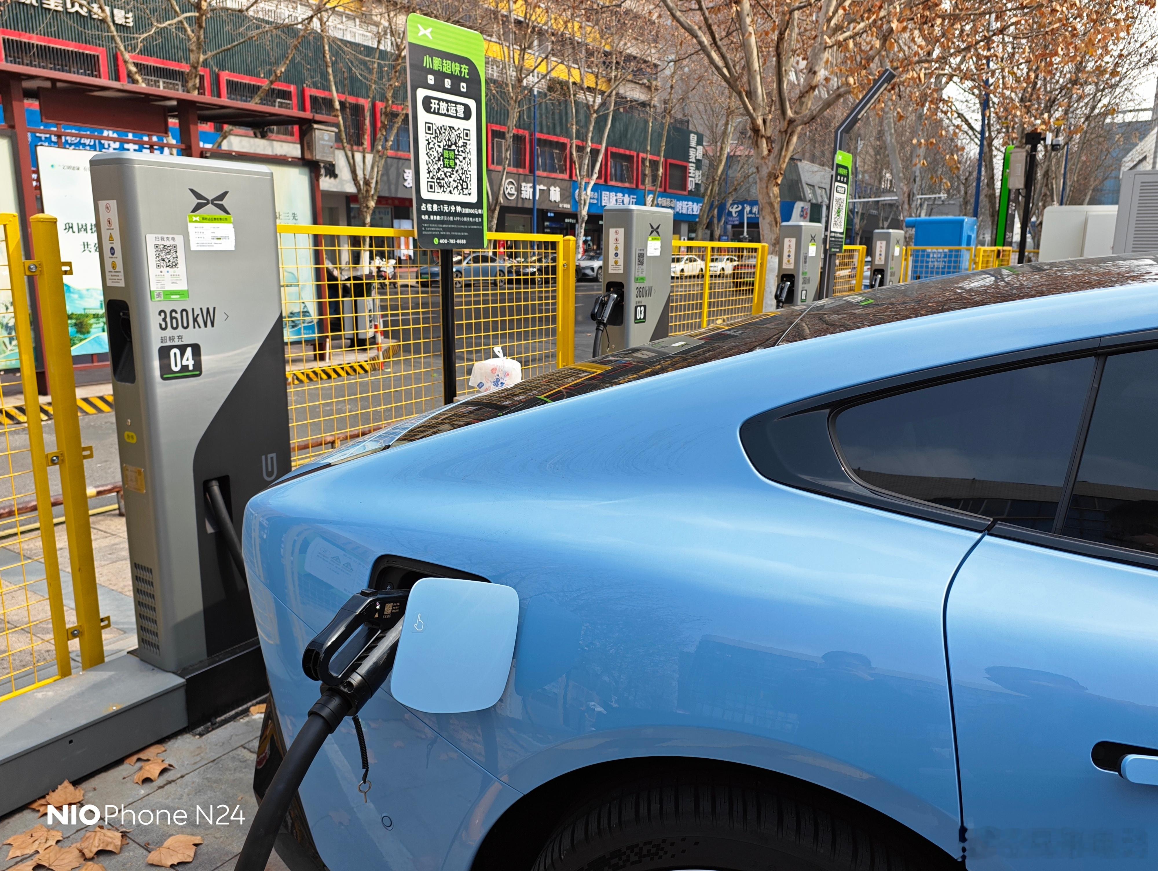 猛然发现18线小城突然增加了一个全新的小鹏超充站，果断开新P7过来充电，功率跑到
