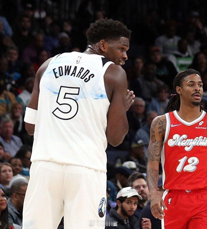 迈克·索托消息，森林狼想升级控卫的配置，所以一直盯着莫兰特。 森林狼目前战绩11