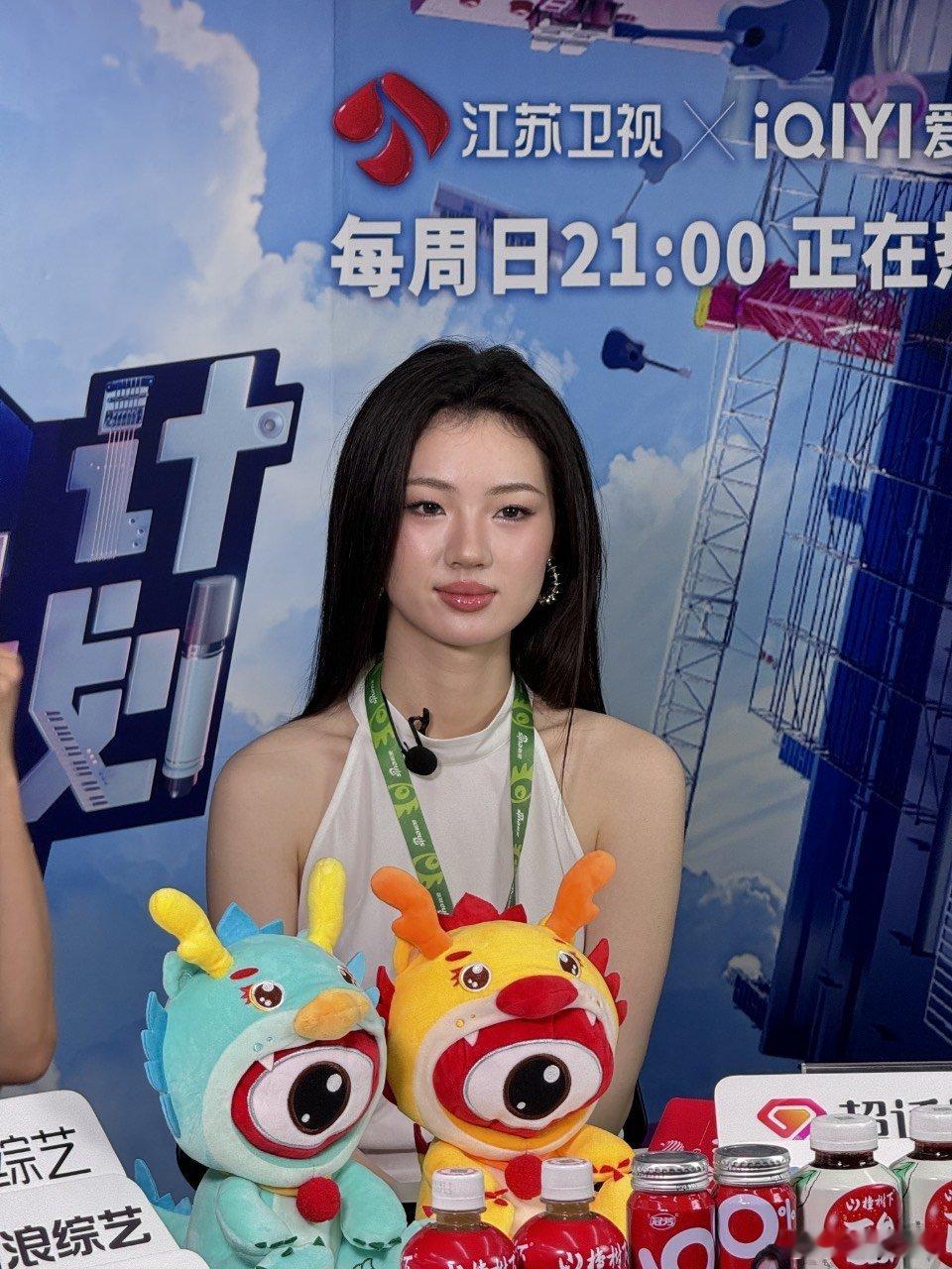 #单依纯一开口新浪都安静了# 今天新浪扫楼的好美！开口唱的《纯妹妹》让现场全都安