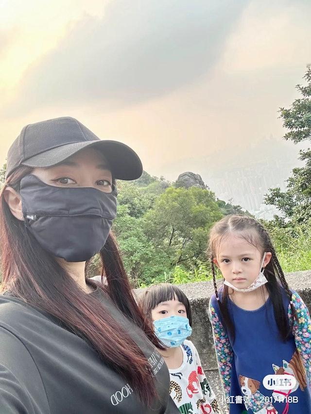 现年42岁的贾晓晨（JJ）早前被爆与老公樊少皇疑似带两名女儿「小饭兜」和「小饭团