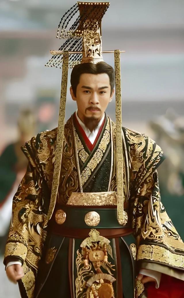 秦朝最大的弊端在哪里？

秦朝最大的弊端在于‌中央集权与严刑峻法的恶性循环‌。秦