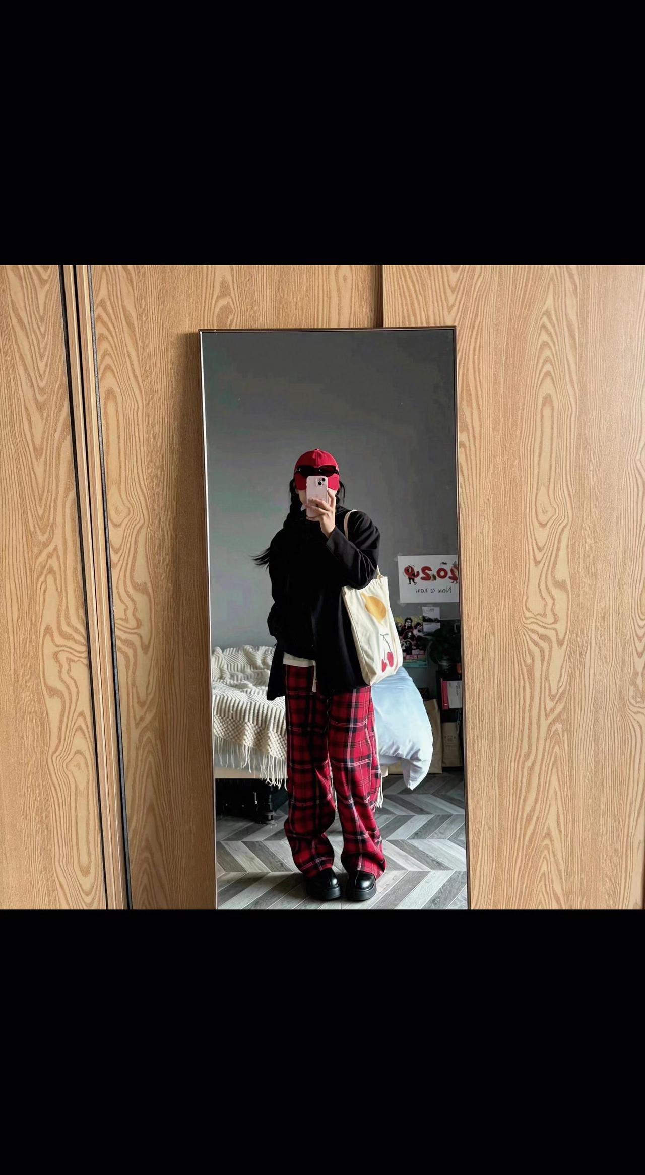 🧢红帽撞色格纹裤，像打翻的调色盘🎨！镜子里藏着今日份叛逆，ootd是情绪的具