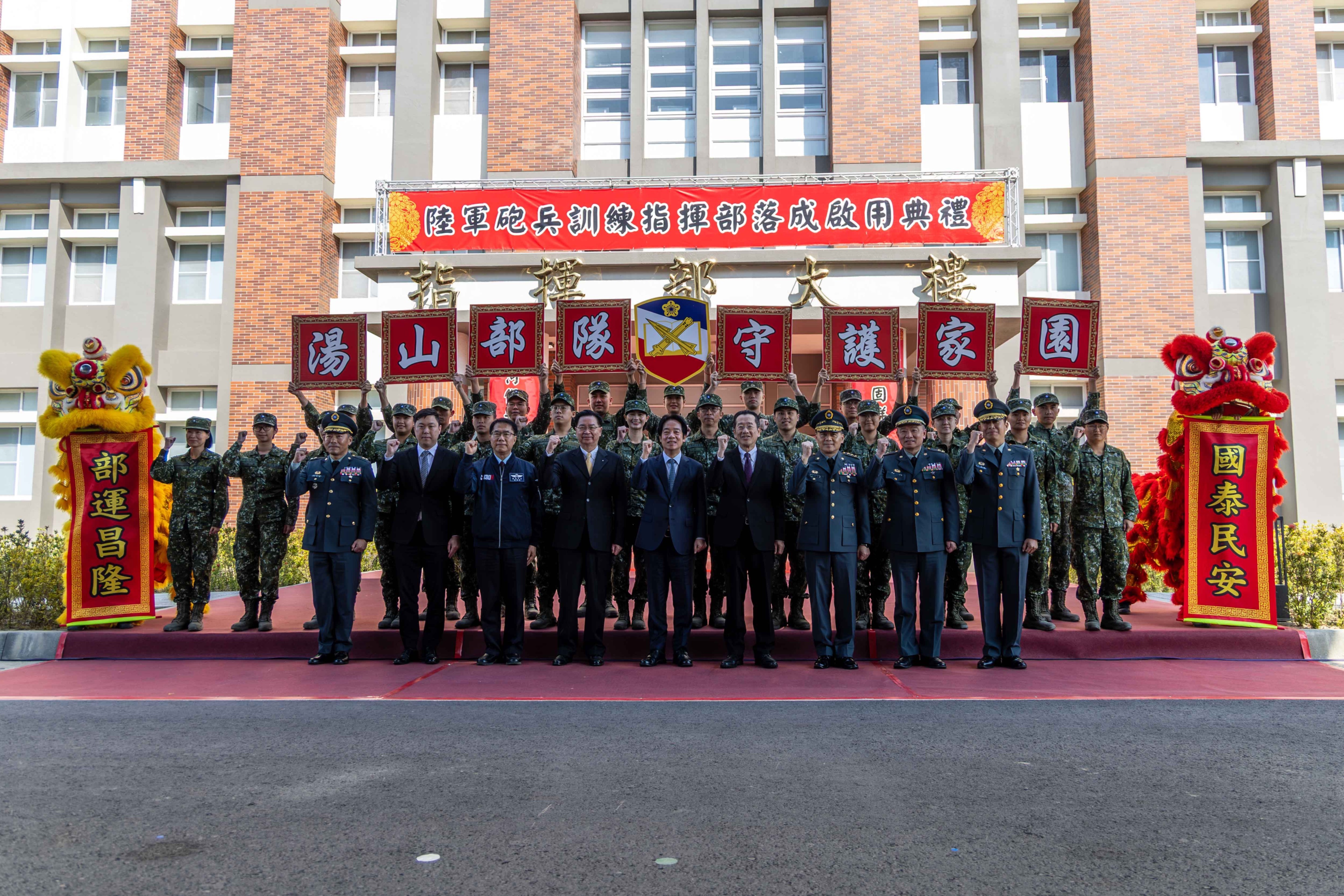 飞扬军事 1月16日，癞皮狗前往臺南主持台匪陸軍砲兵訓練指揮部落成啟用典禮该部队