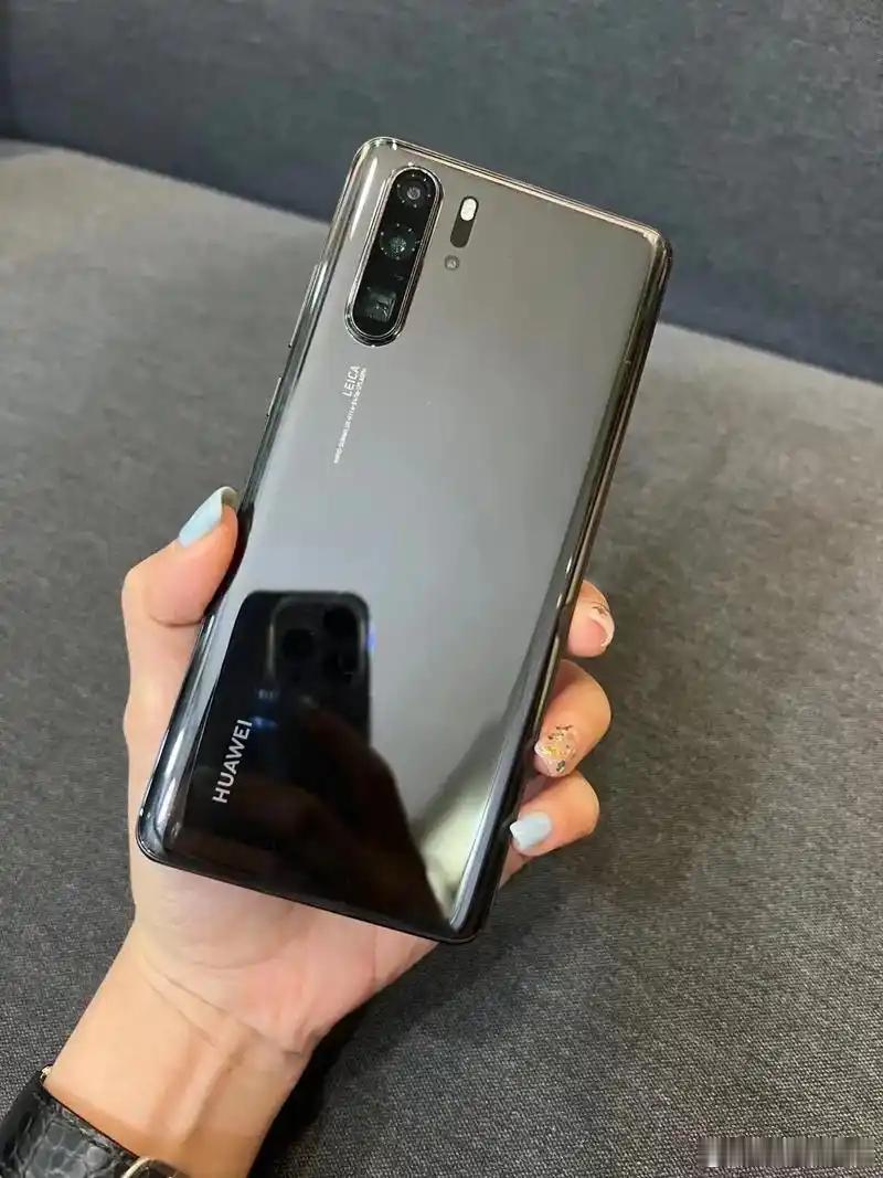 友商的痛点第一个潜望式长焦镜头是华为的P30 Pro，当时非常的贵，只有华为能够