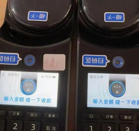 一位美国华人表示，中国的手机支付是最傻的事情，每次都需要掏出手机扫码，输入密码才