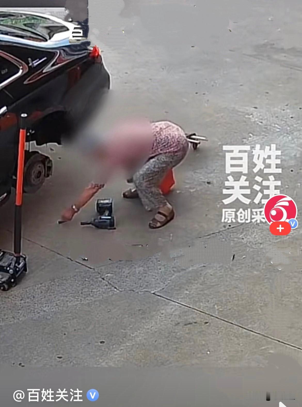 近日，江苏常州一汽车修理店孟师傅正在给一辆奔驰E300补胎，常规操作把轮胎卸下后