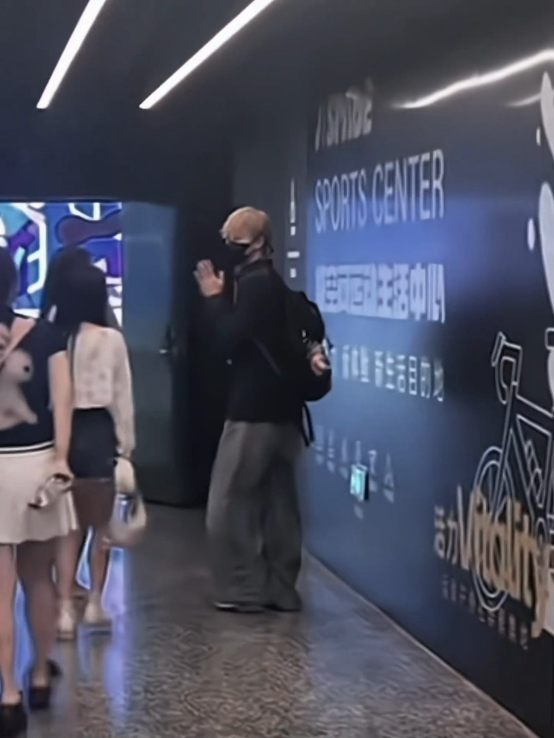 居然是李昀锐一开始没看文案还以为是哪个爱豆被偶遇了 