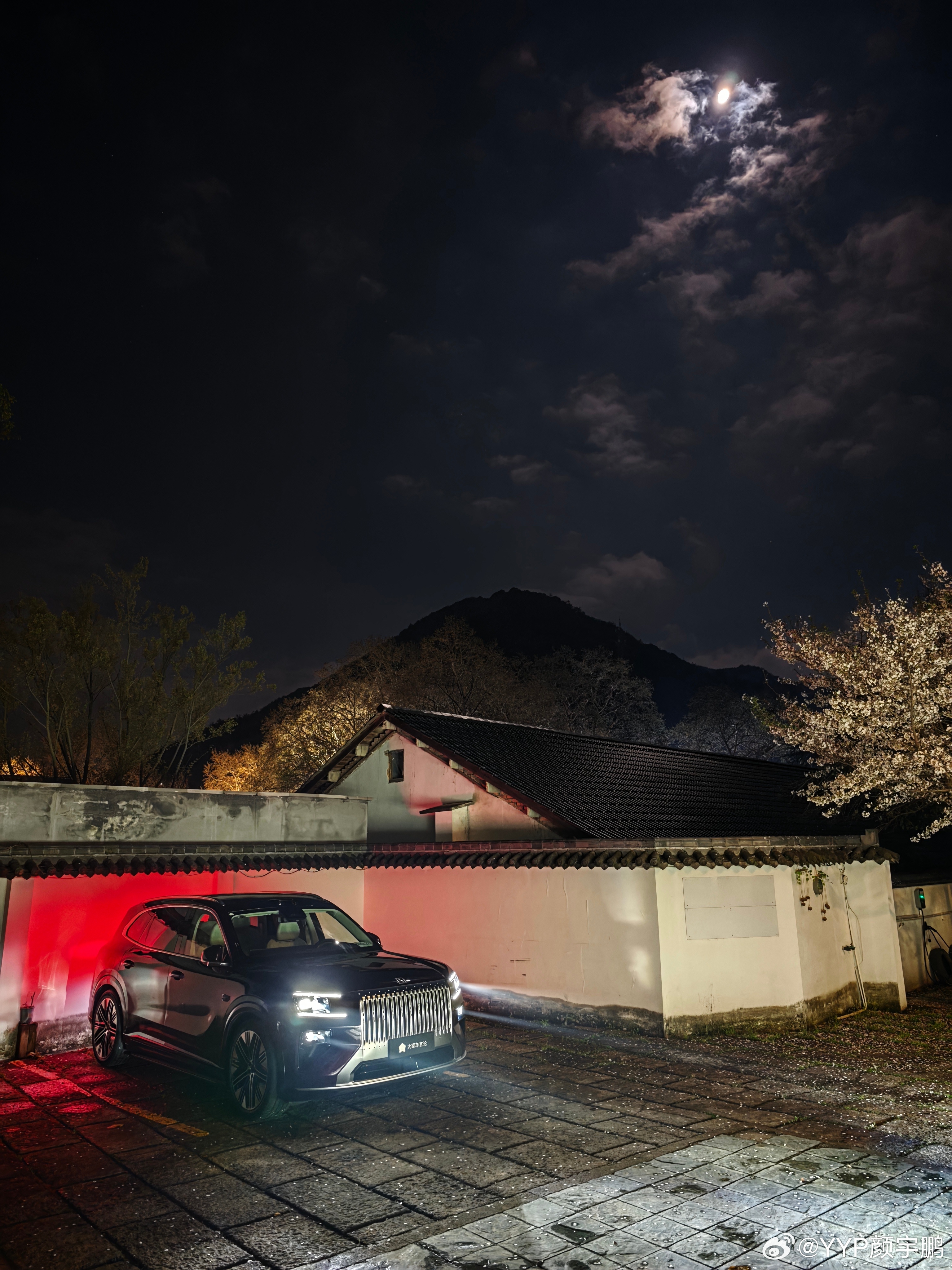 昨晚披星戴月开了两小时高速，两句话总结极氪8X：性能强大，极具乐趣 湖州