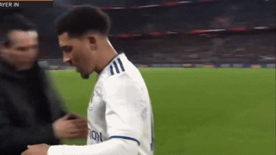 桑乔被换下后怒拍替补席，球迷：好像要上演帽子戏法似的北京时间今天凌晨，在阿斯顿维