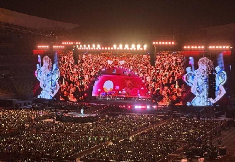 九万人齐声开唱！青岛的夏夜直接被孙燕姿的歌声“炸”成了不夜城！这阵仗，连路过的海