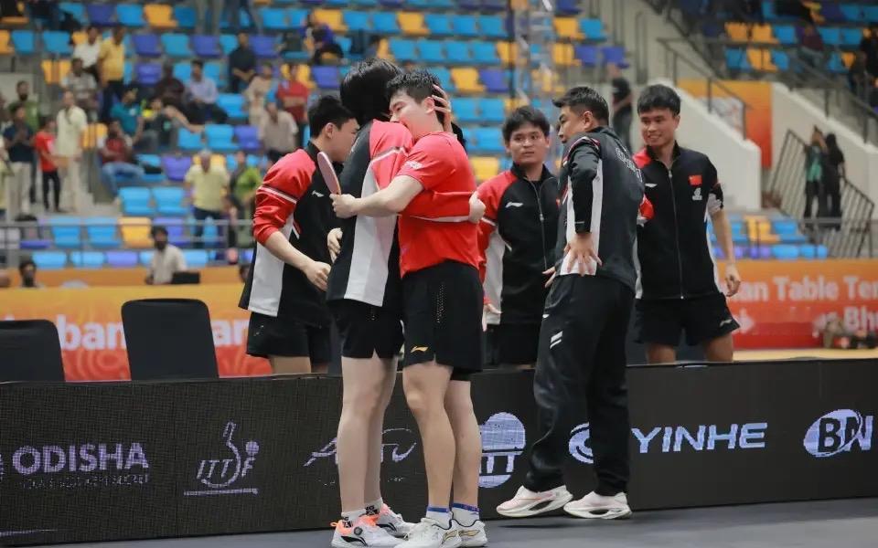 樊振东没上，中国队差点就没了。
梁靖崑先输，王楚钦也崩，0比2，全场都屏住呼吸。