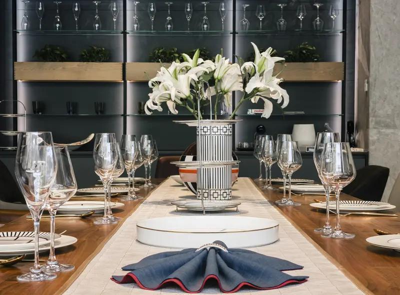 想存钱，先得学会赚钱本领，把钱花在刀刃上。我觉得有俩方法挺管用。
       