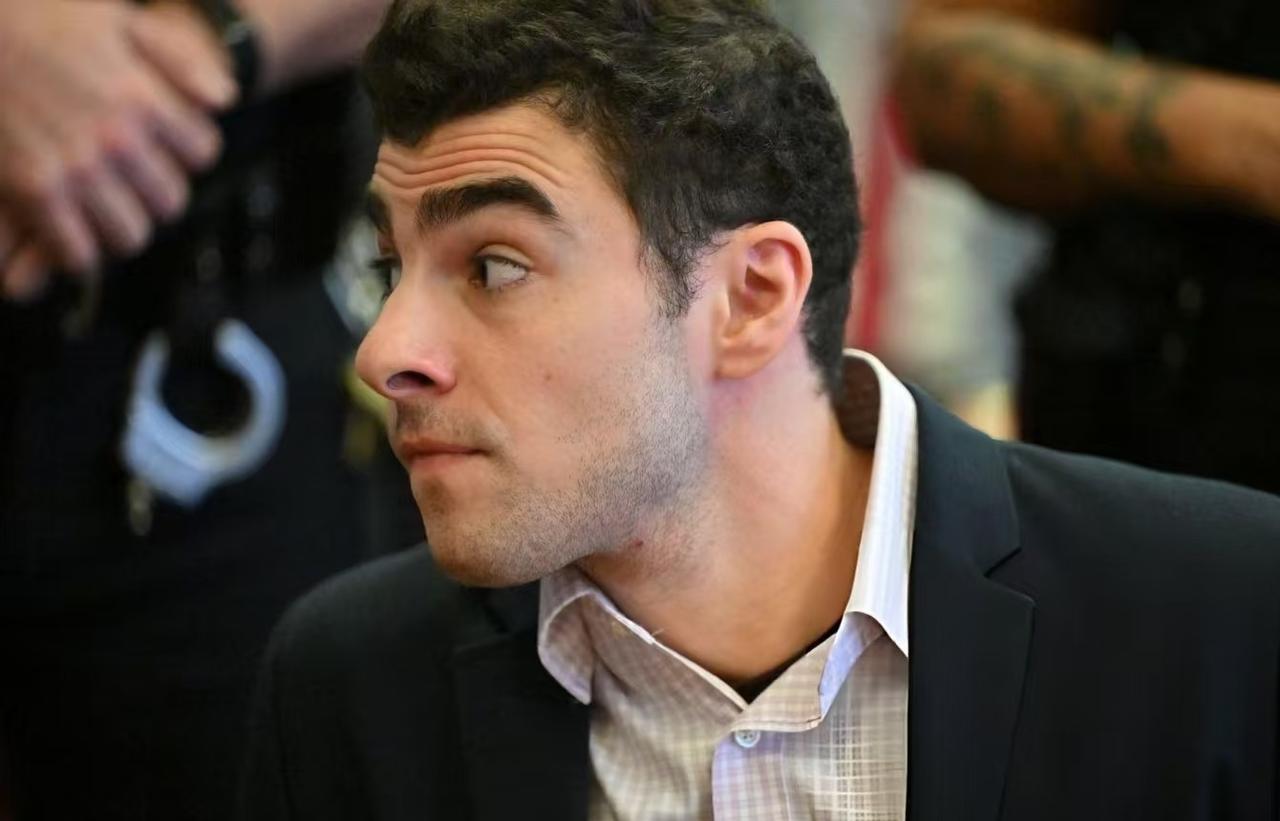 路易吉新的庭审照，换了套西装明显好多了。
这个黑色或接近黑的颜色比那套灰西装更适