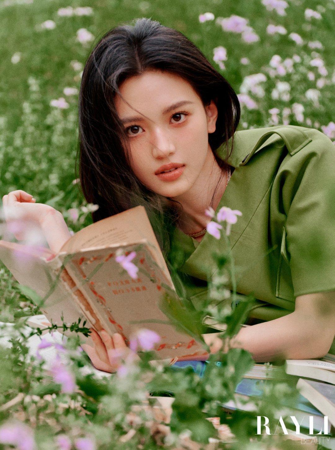 沈羽洁初夏花涧大片繁花漫簇，清风入夏。沈羽洁置身烂漫花涧之间，清新灵动氛围感拉满