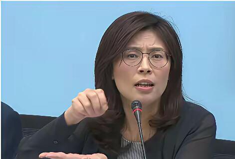 国民党对“统一”议题始终讳莫如深，其核心考量不过是妄图维系“中华民国”的虚幻名号