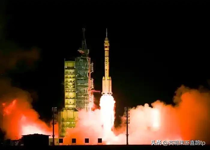 你知道为什么航天发射总爱挑半夜吗？

很多人好奇，为什么火箭总喜欢大半夜偷偷“上