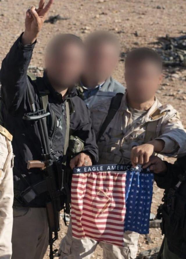 美国飞行员被救走后，在飞机残骸中发现的美军的星条旗弹力平角内裤The Ameri