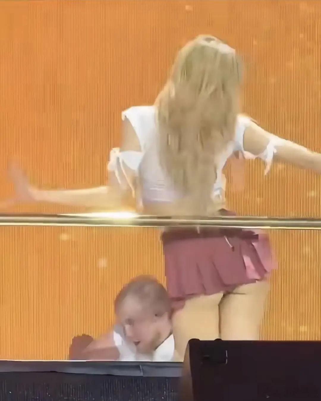 为什么Lisa总喜欢穿这种漏半截pg的裙子