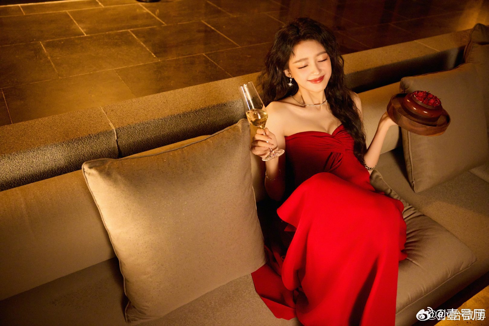 孙怡生日文案爱你老己孙怡爱你老己生辰美好时刻，红裙卷发、美酒相伴微醺，孙怡遵从本
