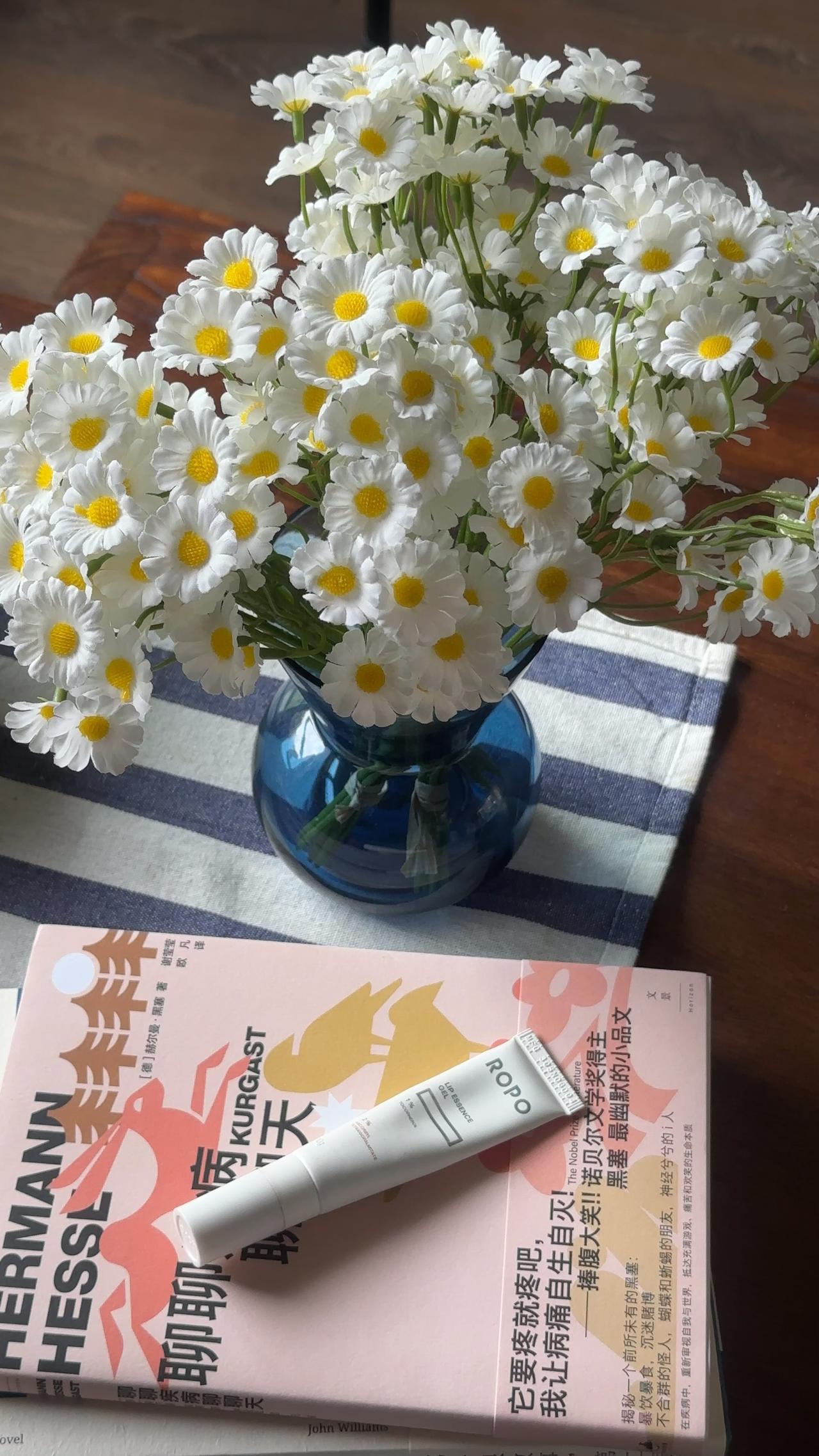 工作很累的时候呢，抬头看看我的小雏菊，哈哈哈，心情就很好了，虽然是假花～花开不败