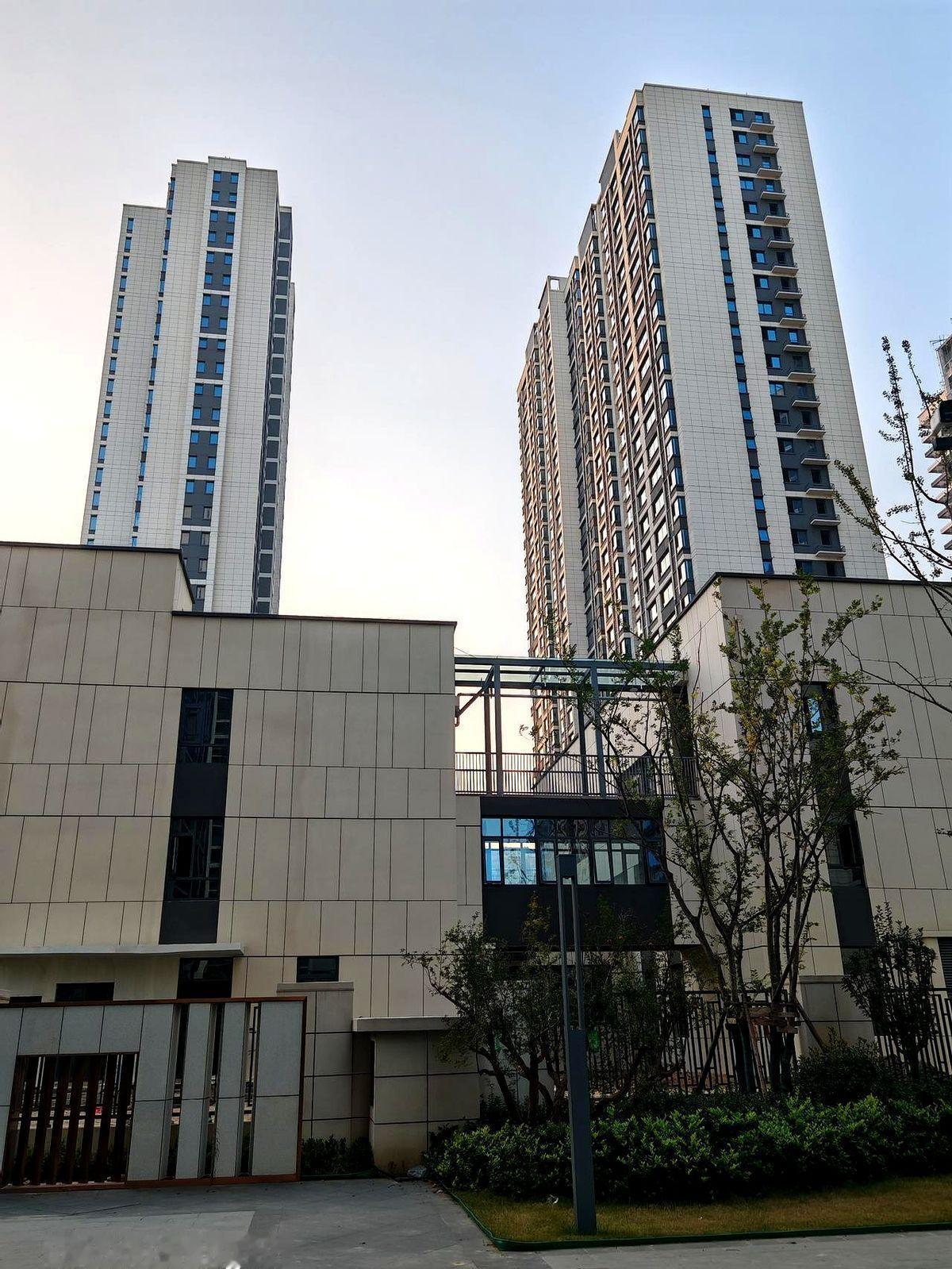 老二高烧了一夜。
我半夜又是喂药又是洗脚，总算在三点多把他安顿睡稳了，可这响动把