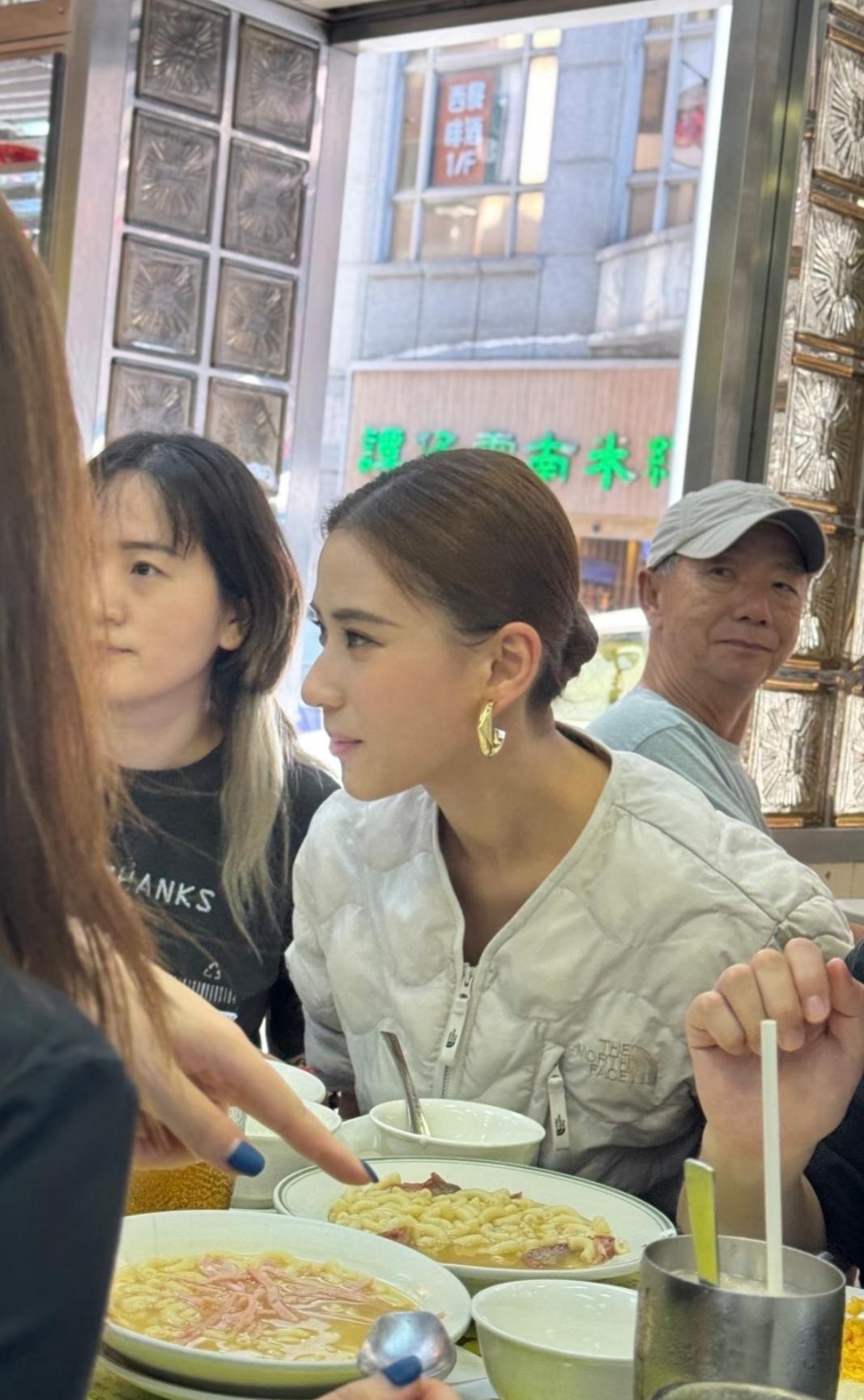 在香港的一家餐厅偶遇何超莲，真的太惊喜了！她穿得特别简单，一件浅灰色的休闲外套，