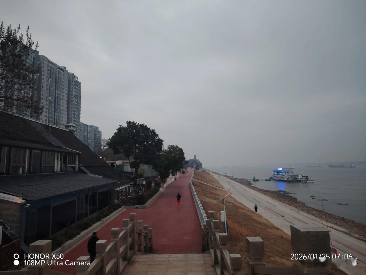 如何看待马斯克申报100万颗卫星马斯克申报100万颗卫星应该是必然