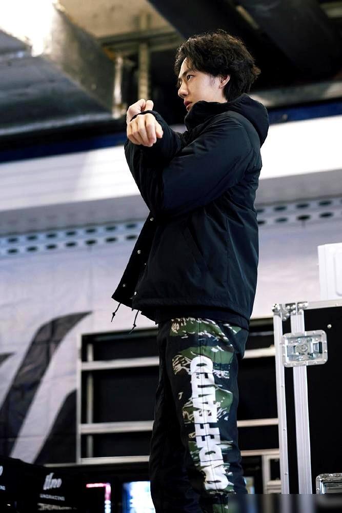 我懂你。有时候看着他，会有一种恍惚感。
起初以为，那是少年人对风和速度的痴迷，眼