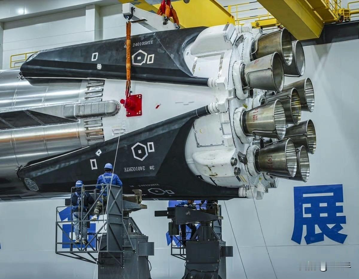 不得不说，朱雀三号这个屁股还是蛮好看的。
底部9台天鹊12A液氧甲烷发动机依次并