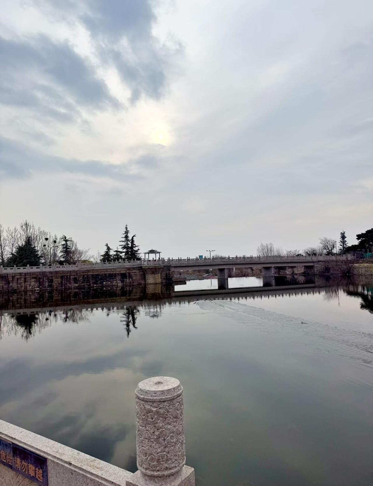 你脚下的奈何桥街曾是通往地府的唯一通道，路口流淌着众生的魂魄。
泰安这座以泰山