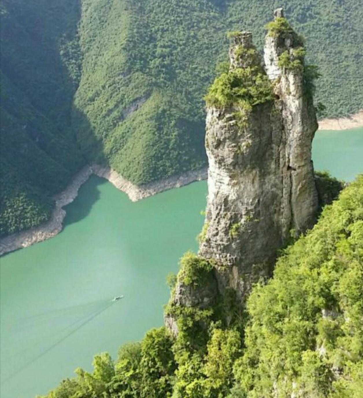 石柱山在湖北，石柱县却在重庆，别奇怪，指的确实是同一个石柱。
重庆石柱县，最早是