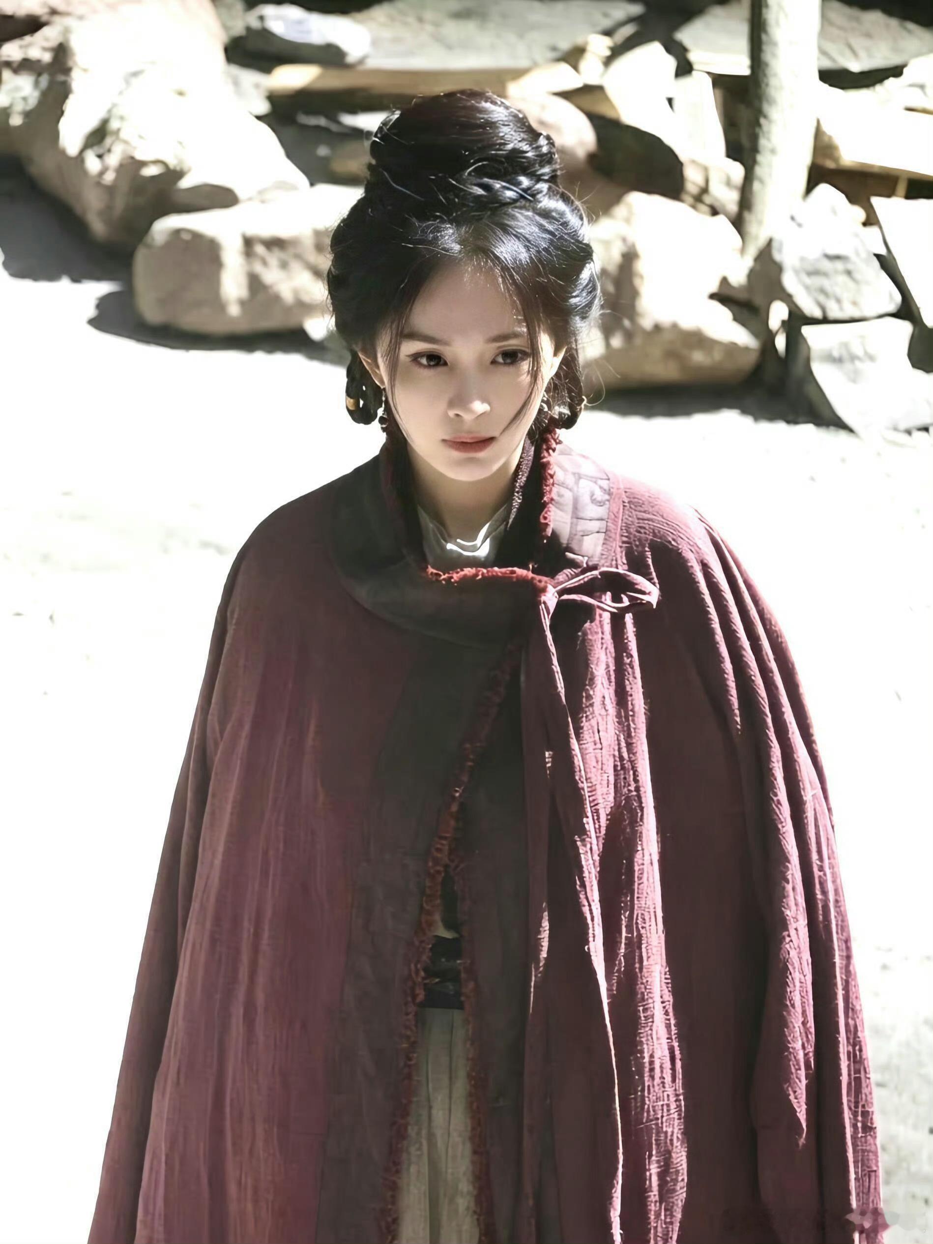 江山大同杨幂饰演的冯湮儿妆造，质感肉眼可见的好。 