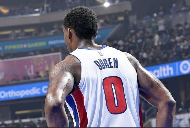 看NBA上咪咕视频，杰伦-杜伦竟然公开表示自己要比他的队友身价高，这难道是他即将