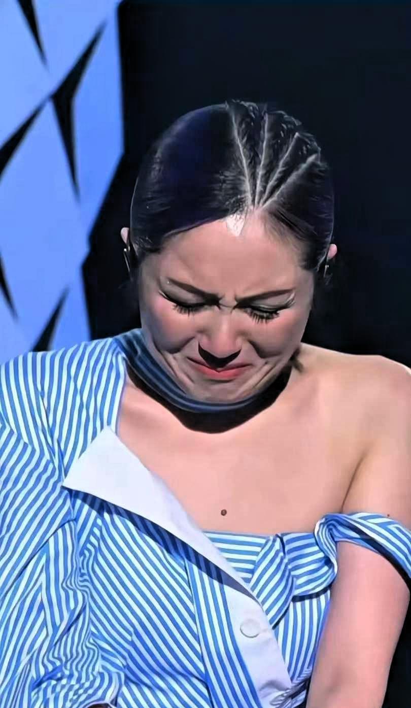 香港大埔火灾刚过，杨千嬅便动情宣布，将首场演唱会的全部收益以及后续六场的周边盈利