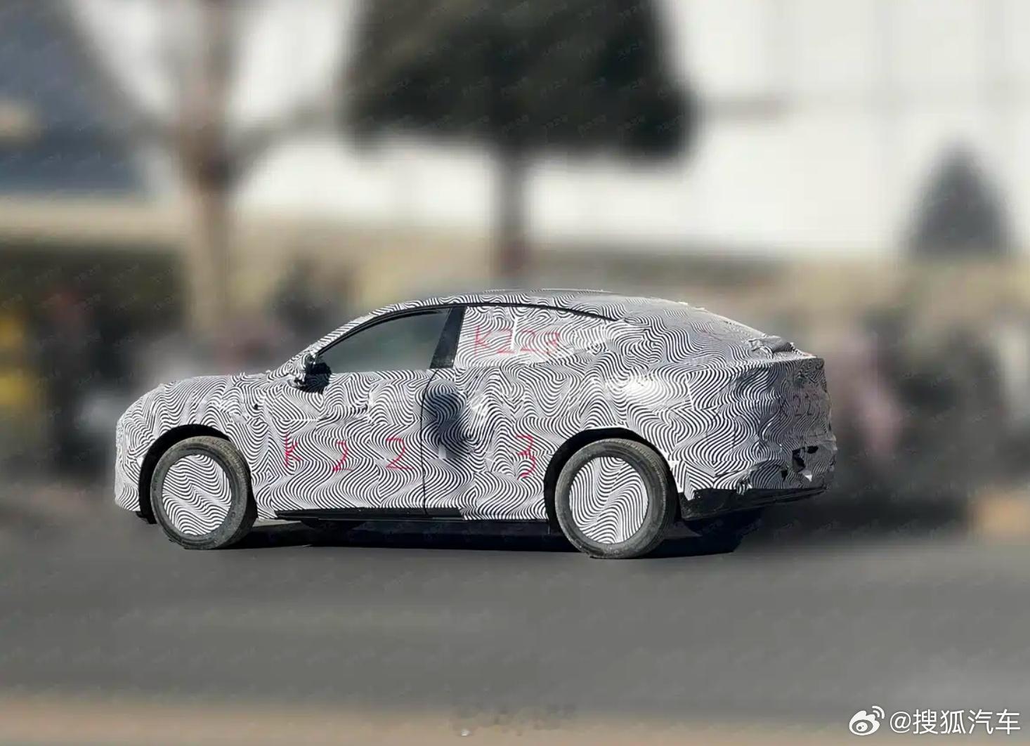 小鹏这Mona SUV带着伪装侧面线条还是挺好看的，这车有很多接地气且实用的东西