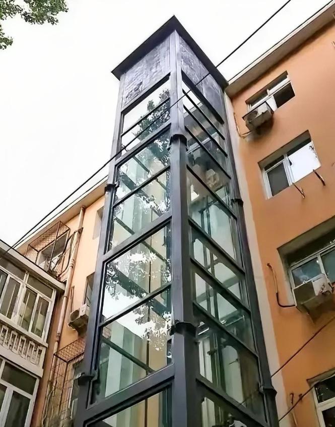 白嫖不成，身败名裂！2015年，福建厦门一小区加装电梯，家住8楼的大妈嫌8万贵死