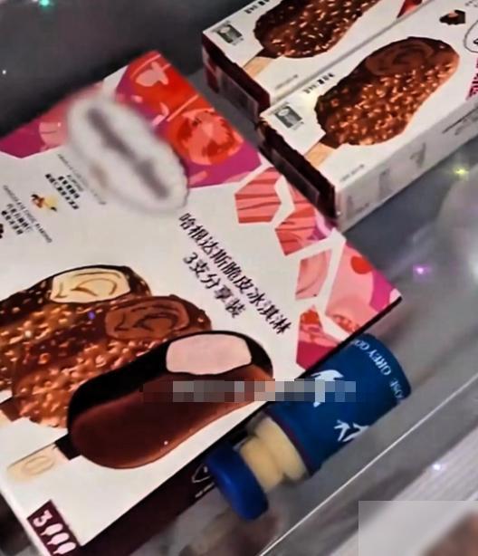 看了王朔家的冰箱，才明白，一身疾病的他为何不敢离开北京！ 近日，王朔被人围观，不