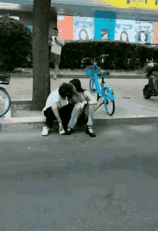 和黄毛在一起真的会幸福吗。大街上两个人亲嘴。