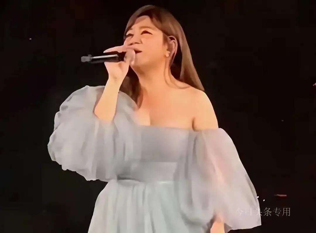 天啊，梁静茹居然肥成这样了，真是毁青春啊[奸笑]不过对广大网友来说，似乎是好消息