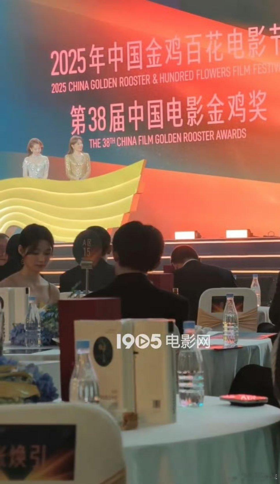 易烊千玺、段奥娟同坐一桌 