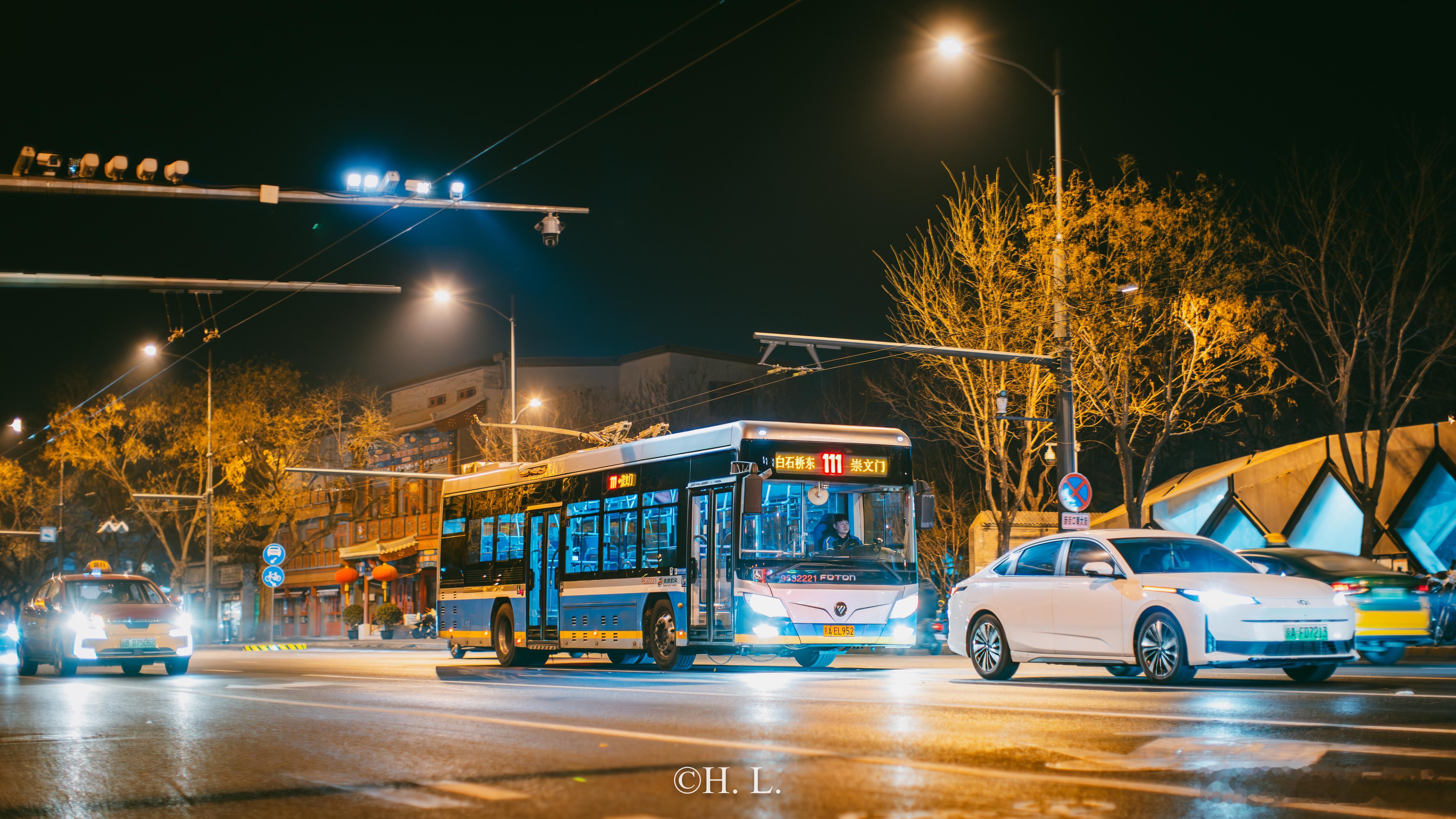 无轨电车降杆了，又未完全降杆——一根集电杆杵在那里，必须完全停车时才能彻底降下来