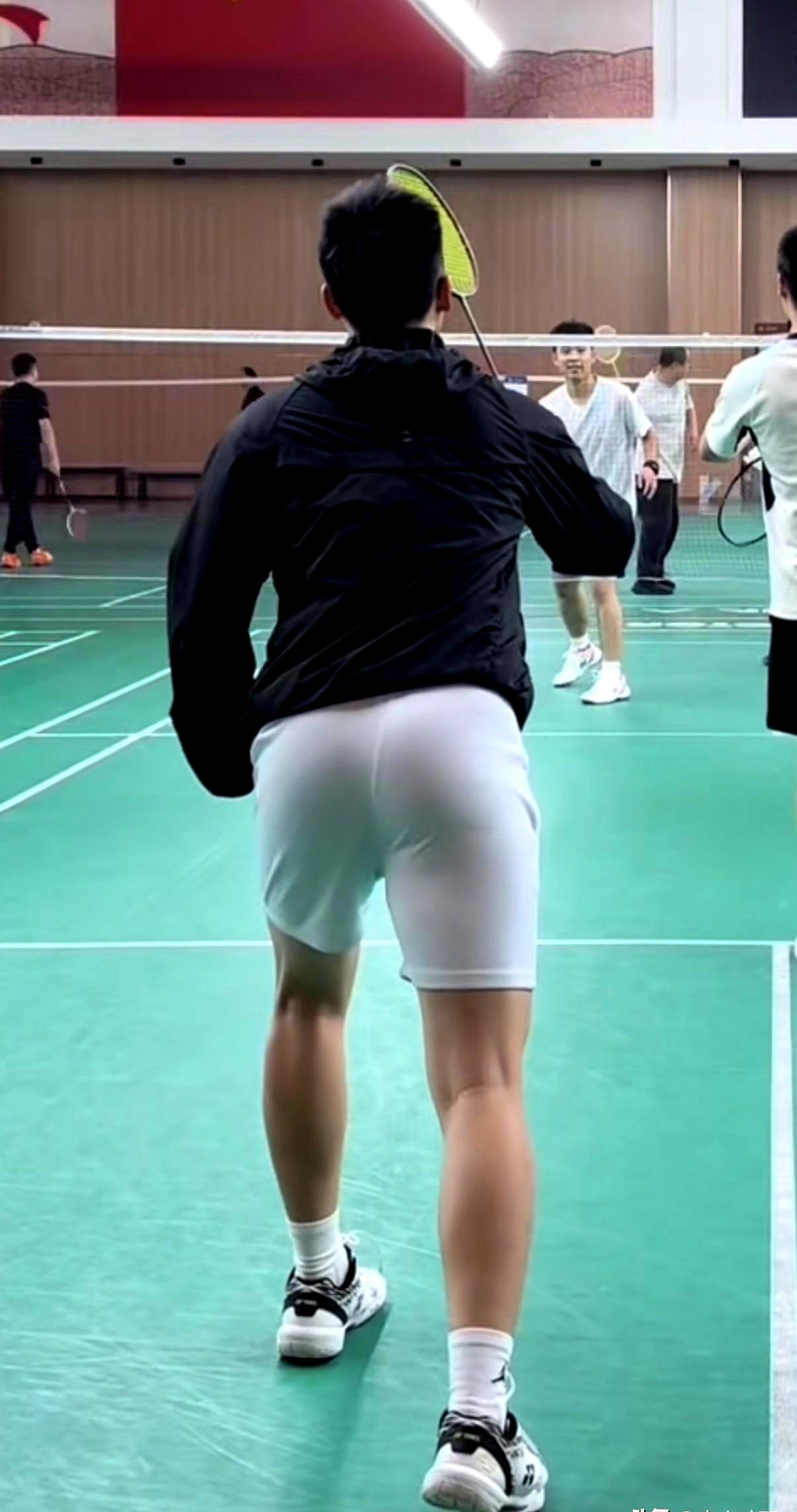 打羽毛球🏸的男生都是翘臀吗？？
 

那天只是路过球场，我的脚步就黏在了原地。