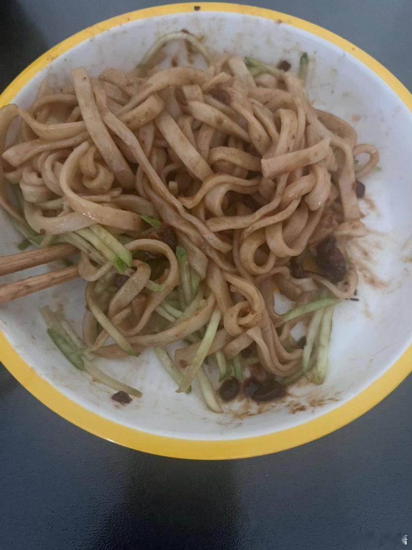 晚餐：炸酱面 