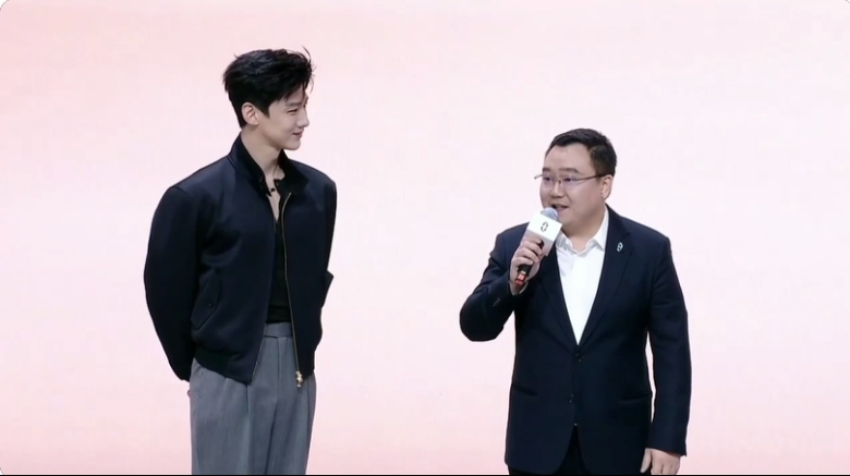 从发布会的精彩致辞到直播间的近距离互动，白敬亭在北京车展的这趟行程可谓是看点十足