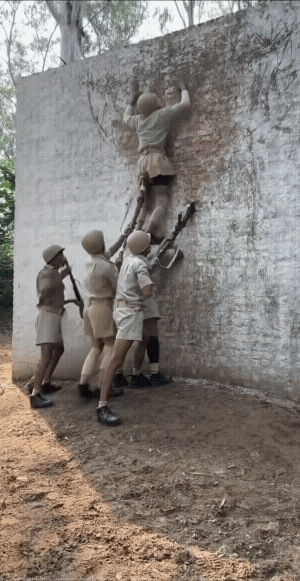 中印集体爬墙对比，印度的爬墙延续了他们阅兵时的松弛感，一步都不跑，全凭队友拿枪怼