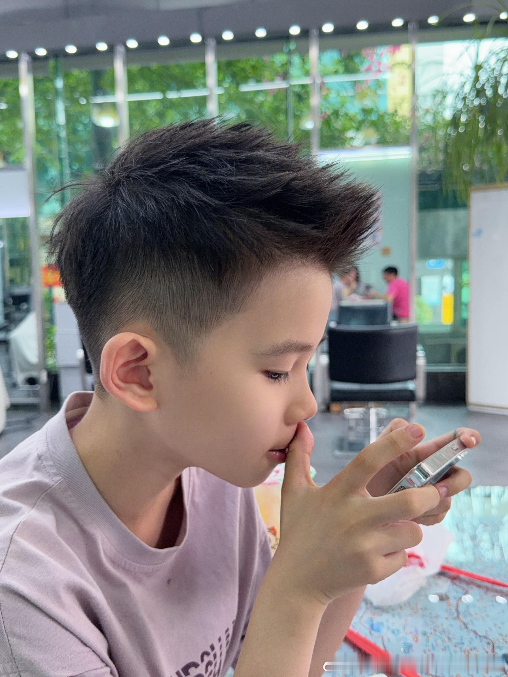 去给肥仔剃了个头 我还在洗头 转头一看 理发师已经给他胶上头了 很少上发胶的肥肥