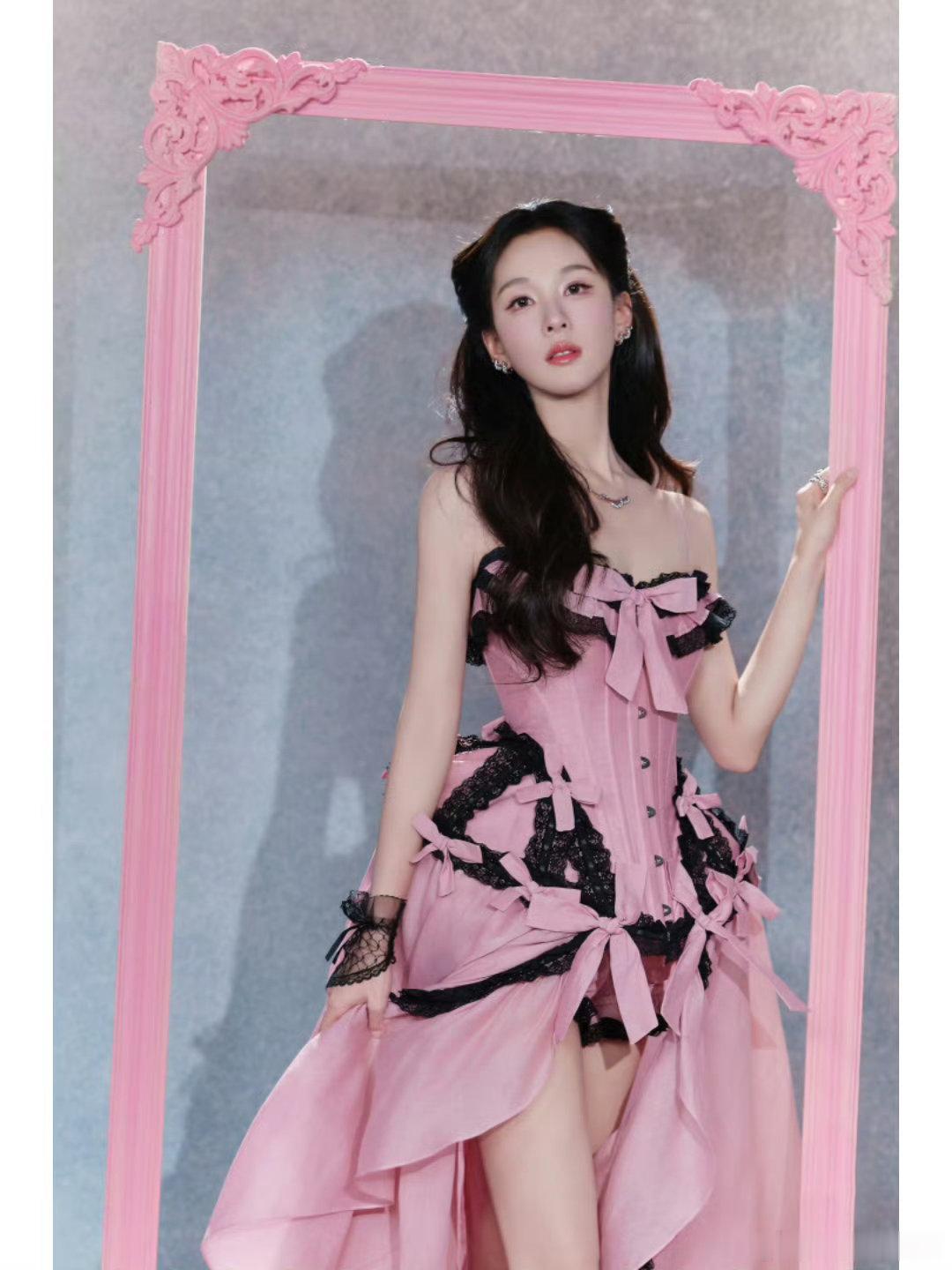 陈都灵 剑仙大师姐 一袭青衫手握长剑自带疏离仙气，清冷仪态，完美诠释道门剑仙大师